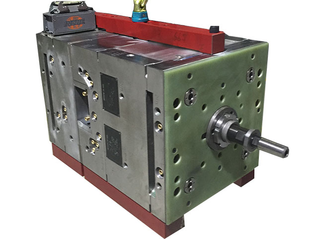 Hot runner mould